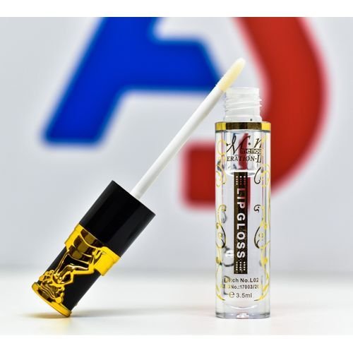 ملمع شفايف ام ان يعمل علي ترطيب الشفاه